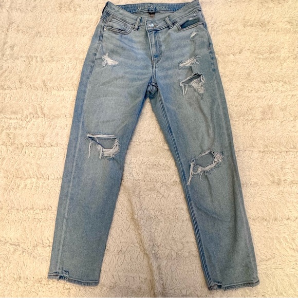 American Eagle Outfitters Denim - American Eagle size 4 short highest rise Mom Jean Light Wash distressed